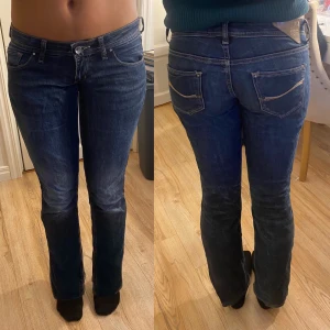 Lågmidjade raka mörkblåa vintage jeans  Bershka - Jättesnygga lågmidjade jeans som är raka i passformen. Passar bättre i längden om man är under 168 cm. Bra skick förutom en lös lapp på insidan, men den syns inte på och kan klippas bort! Står stl 34 men passar oxå stl 36. Skriv privat för mer info💗 Innerbenslängd: 80 cm