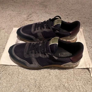 Valentino  - Valentino ”Rockrunners” storlek 42 fits 43. Väldigt fint skick. Pris 2199kr med dustbag! Fast pris inga skambud eller byten
