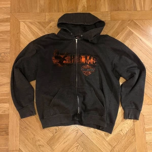 Zip up hoodie från Harley-Davidson - Hoodie från Harley-Davidson med dragkedja och tryck bak. Storlek L. Skriv för fler bilder och frågor!😊