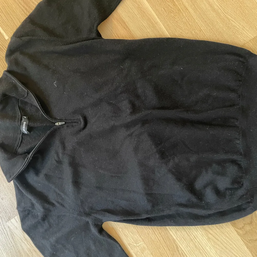 Väldigt najs quarter zip från J.Lindeberg. Passar perfekt på mig som är 1.80. Fråga gärna om ni har frågor. Den är gjord på ull så den är väldigt skön och varm. Neuleet.