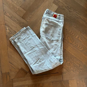 Olika jeans och byxor till salu - Säljer flera par byxor i olika färger och stilar.  ljusblå jeans med fransiga kanter, perfekt för en avslappnad look.  mörkgrå jeans, klassiska och stilrena. Tr  mörkblå kostymbyxor, idealiska för mer formella tillfällen. Alla byxor är i bra skick och redo för nya ägare!  Skriv vid intresse och pris kan diskuteras 