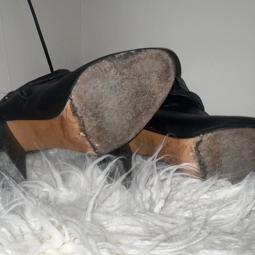 Snygga svarta stövletter i äkta skinn från Massimo Dutti. De har en elegant klack och detaljer med spännen och dragkedja. Perfekta för höst och vinter, både till vardags och fest. Skorna är i bra skick och redo för nya äventyr!. Skor.