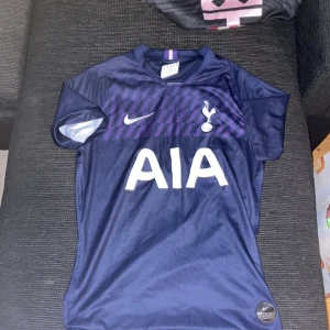 Tottenham kit  - Säljer nu min Tottenham tröja då den inte kommer till användning. Den är aldrig använt endast testad därför har den ingen prislapp kvar på sig. Tvättad 1 gång men är som sprillans ny. Inget namn på ryggen👍😁