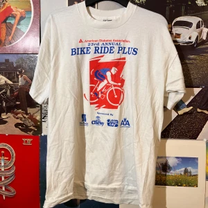 Vit t-shirt från Hanes - Säljer en vit t-shirt från Hanes med tryck för American Diabetes Association's 23rd Annual Bike Ride Plus. T-shirten har ett coolt cykelmotiv i rött och blått. Perfekt för casual dagar eller cykelentusiaster. Den är i bra skick och redo för nya äventyr! 🚴‍♂️