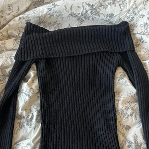 Svart ribbad offshoulder tröja från Lindex - Säljer en snygg svart ribbad offshoulder tröja från Lindex i storlek S. Perfekt för höst och vinter. Tröjan har en tight passform som framhäver figuren och är i mycket bra skick. Passar både till vardags och fest! 🖤