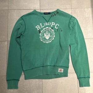 Ralph Lauren  - Tja! Säljer denna mintgröna tröjan från Ralph Lauren med tryck fram och tryck bak. Tröjan är i bra skick och passar S. Hör av vid frågor!