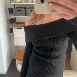 Svart ribbad offshoulder-tröja - Säljer en snygg svart ribbad offshoulder-tröja som är perfekt för både vardag och fest. Den har en tight passform och långa ärmar, vilket gör den både stilren och bekväm. Passar perfekt till höst- och vintergarderoben. 🖤