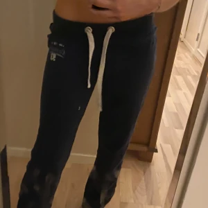 Marinblåa Mjukisbyxor från Lexington - Mjukisbyxor i marinblå från Lexington, ca 600 kr i nypris. Storlek S/XS. Jättesköna och fräscha, använt ett fåtal gånger och är i jättebra skick. Inga synliga defekter. Säljer för 300 kr men är öppen för prisförslag🥰