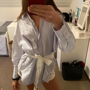 Skjorta🌟 - Jättefin skjorta!🎀🎀 Bandet är bara som jag har knutit runt midjan, tillhör ej!🌟Knappt använd!🌟