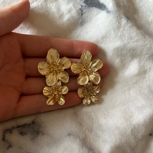Blommiga örhängen  - Superfina nya örhängen 💕💕