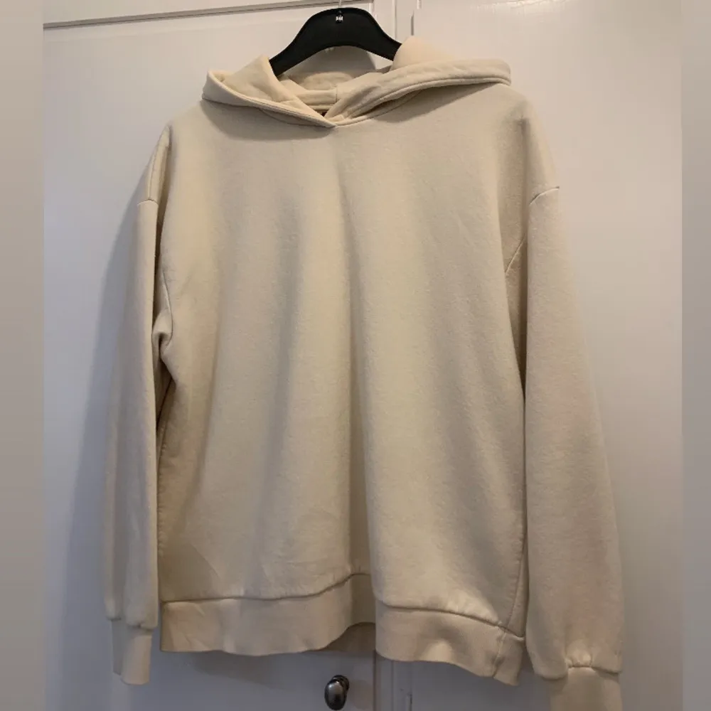 Säljer en mysig beige hoodie från Gina Tricot i storlek M, jätte skön och mysig hoodie . Tröjor & Koftor.