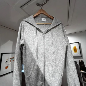 John Henric kashmir hoodie - Säljer denna feta 100% Kashmir hoodie i grå färg och i bra cond. Hoodie har inte använts mycket men har ett liten repa typ på armen och ett minimalt hål på ryggen som syns på sista bilden. Bara att skriva privat om fler frågor!