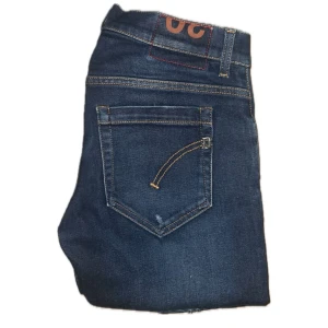 Mörkblå jeansbyxor - Vi säljer nu dessa Dondup George jeans                                               Storlek: W30                                                     Pris: 1099:-                                                                     Retail: 3999:-                                                          Skick: 9,5/10                                                  Hör av er vid frågor och funderingar ⭐️