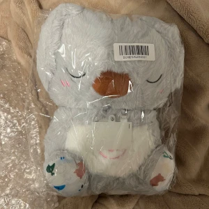 Koala - Säljer denna helt oöppnade nallen som är den populära koalan som kan andras med hjälp av batterier. Den trendar bland annat på tiktok, instagram. Ny pris 350