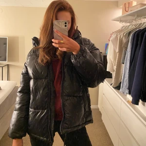 Dunjacka  - Säljer en superfin glansig dunjacka, den är glansig och inte åt det ”plastiga” hållet! Storlek xs men passar mig som brukar ha s på jackor🌟pris går att diskutera vid snabb och smidig affär!