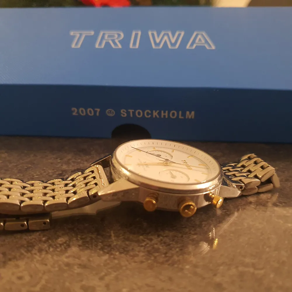 Snygg och stilren klocka från Triwa med silverfärgad länkarmband och vit urtavla. Klockan har två mindre urtavlor och guldfärgade detaljer. Perfekt för den som vill ha en elegant accessoar. Triwa Gleam Nikki NKST101. Nypris 2499kr. Accessoarer.