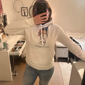 Polo Ralph Lauren hoodie - Har tecken på användning och fläckar av akrylfärg på högra ärmen. Herr