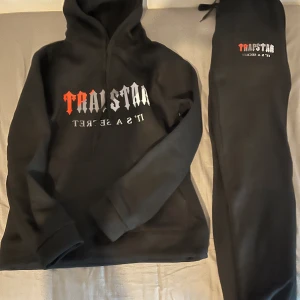 Trapstar set - Snygg svart hoodie från Trapstar med tryck i vitt och rött på bröstet. Perfekt för en avslappnad stil med en klassisk passform och huva. Varm och skön. Säljs pga att jag behöver pengar. Priset går att diskutera
