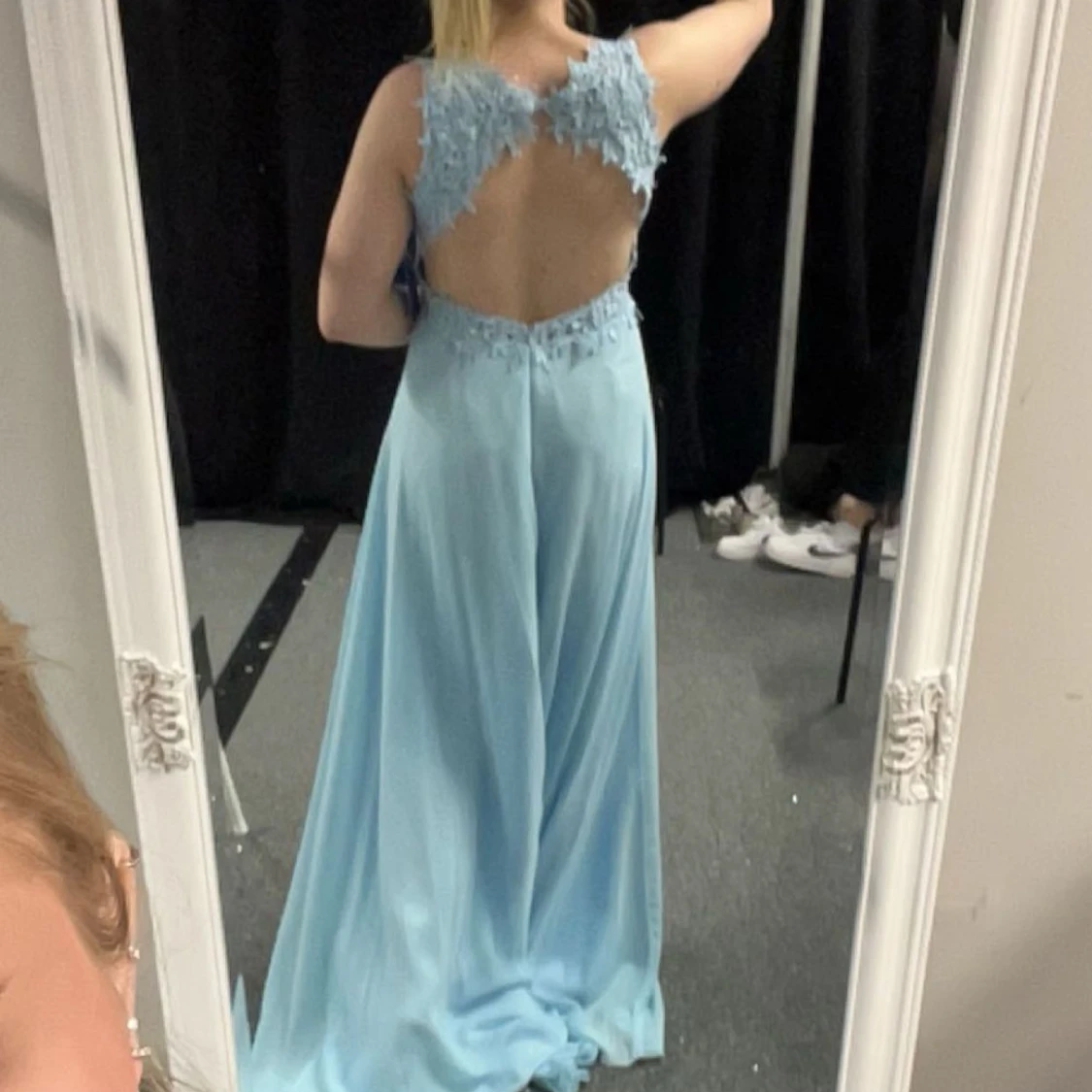 Ljusblå balklänning med spetsdetaljer - 90