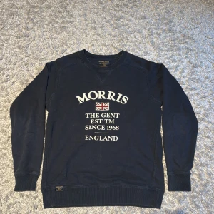 Mörkblå tröja från Morris - Säljer en snygg mörkblå tröja från Morris. Generellt bra skick, täcken på användning finns men inga stora defekter! Hör av er vid funderingar😁