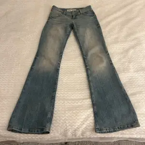 Bootcut jeans med snygga slitningar vid sidor och en fin tvätt. Helt nya, endast testade.  Har lappar kvar men har klippt av dem. Storlek S. Skriv privat för mått. Passar någon mellan 1.65-1.70.