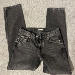 Grå/svarta jeans från Gina - Säljer ett par snygga grå/svarta jeans från Gina Tricot i bra skick💕 dom har raka ben och är low/mid waist. Storlek 36!! Skriv för fler bilder eller frågor.