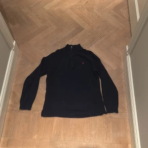 Half zip från polo - Säljer en half zip från polo. Använd men inga skador och i bra skick. Storleken sitter lite mindre än en vanlig XL. Passar på folk som är ca 185-195