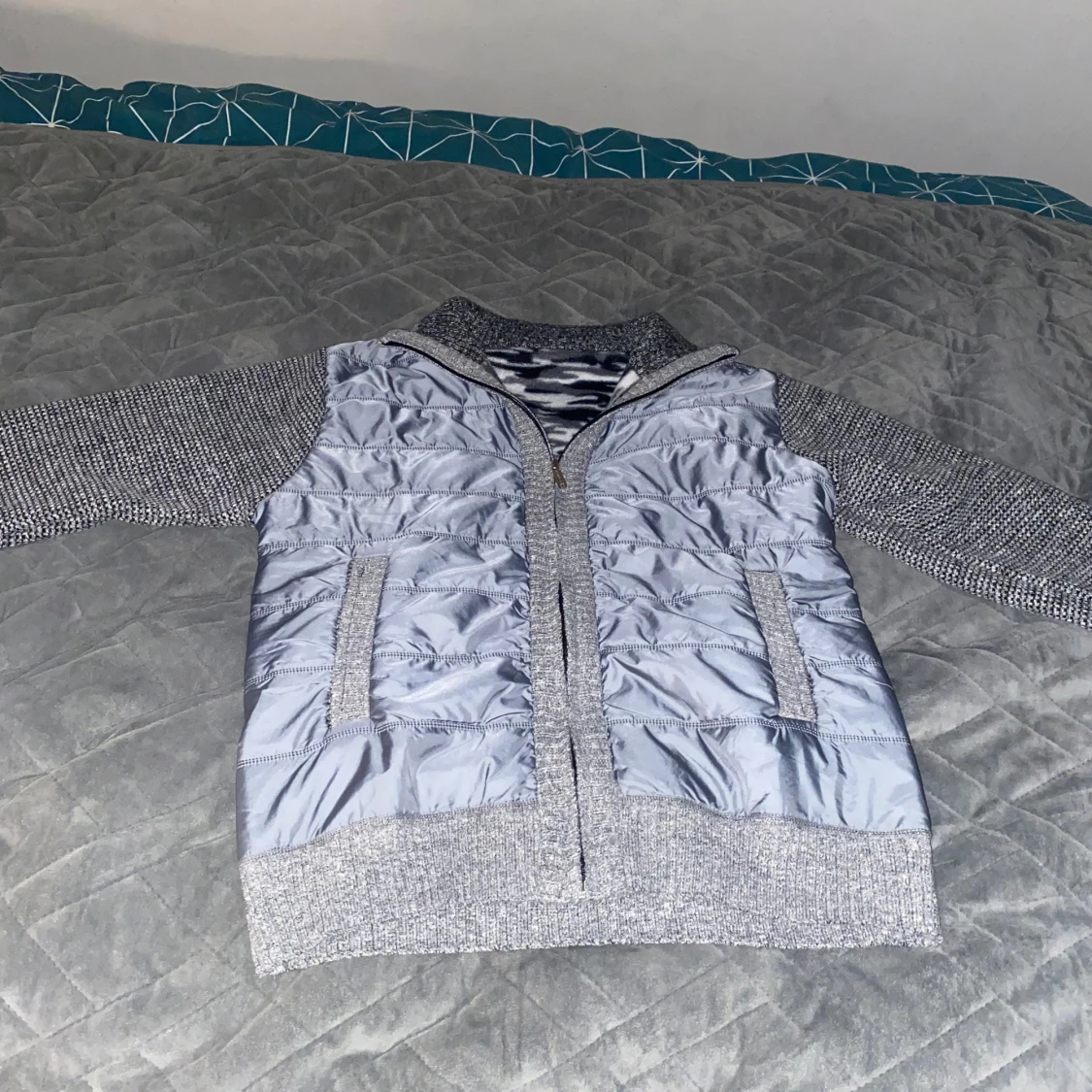 Grå cardigan med stickade ärmar - 91