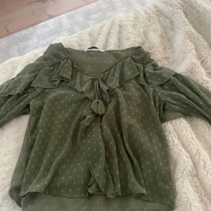 Zara blus - Säljer denna jätte snygga zara blusen💕knappt använd🩷🩷