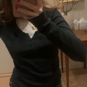 Svart kofta med knappar - Snygg svart kofta med knappar framtill. Perfekt för lager-på-lager och passar till många olika outfits. 