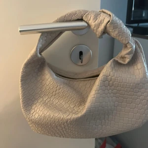 Beige väska  - beige flätad väska, köpt på Vinted för 150,  