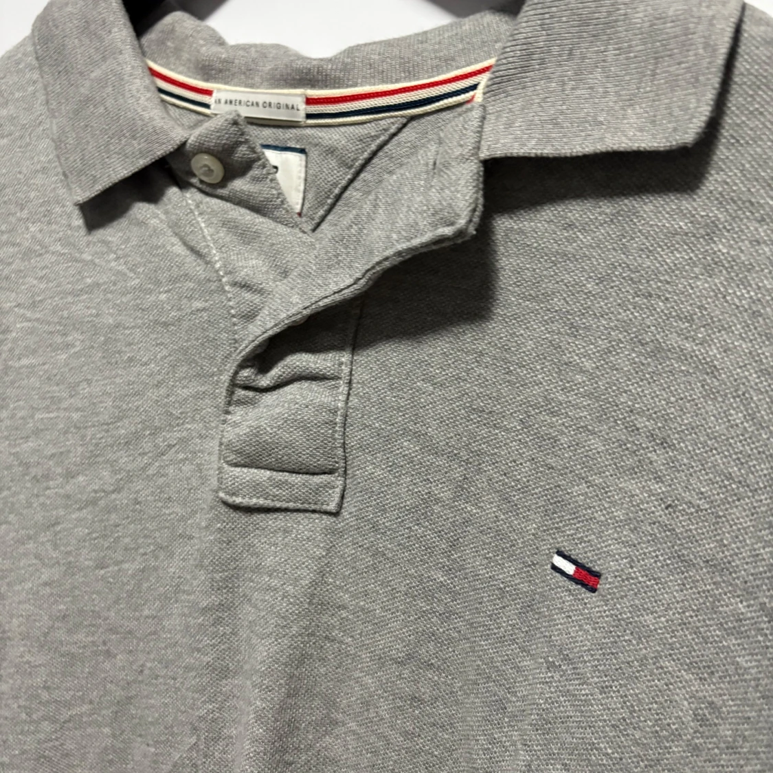 Grå pikétröja från Tommy Hilfiger - 90