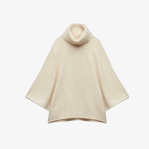 Stickad tröja - Säljer en mysig beige tröja med polokrage. Perfekt för kyliga dagar och ger en stilren look. Den är tillverkad i ett mjukt material som känns skönt mot huden.