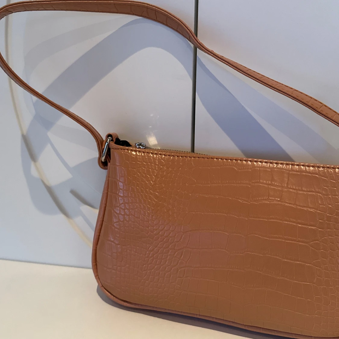 Orange/brun axelväska med krokodilmönster - 90