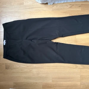 Bruna kostymbyxor - Snygga bruna kostymbyxor med pressveck, knappt använda. För referens är jag 1,73 och mig passar de perfekt. Köparen står för frakt ✨