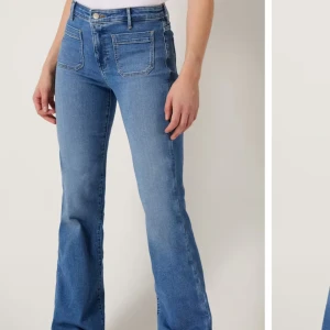 Blå jeans från Wrangler - Snygga blå jeans från Wrangle i bootcut-stil. De har framfickor och en klassisk jeanslook som passar perfekt till vardags. Näst intill nyskick. Kostar 949kr nya. Storlek 26/32