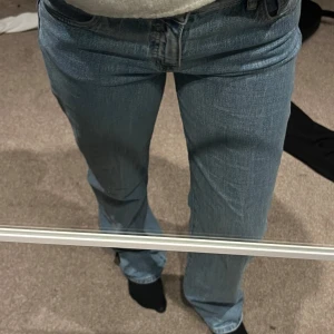 Jeans - Säljer ett par klassiska blå jeans i bra skick. De har en straight passform och är mid waist, vilket ger en snygg och bekväm stil. Perfekta för vardagsbruk och kan enkelt matchas med olika toppar. De är från Madlady i storlek 38/TALL och är långa på mig som är 174cm!🌸💞