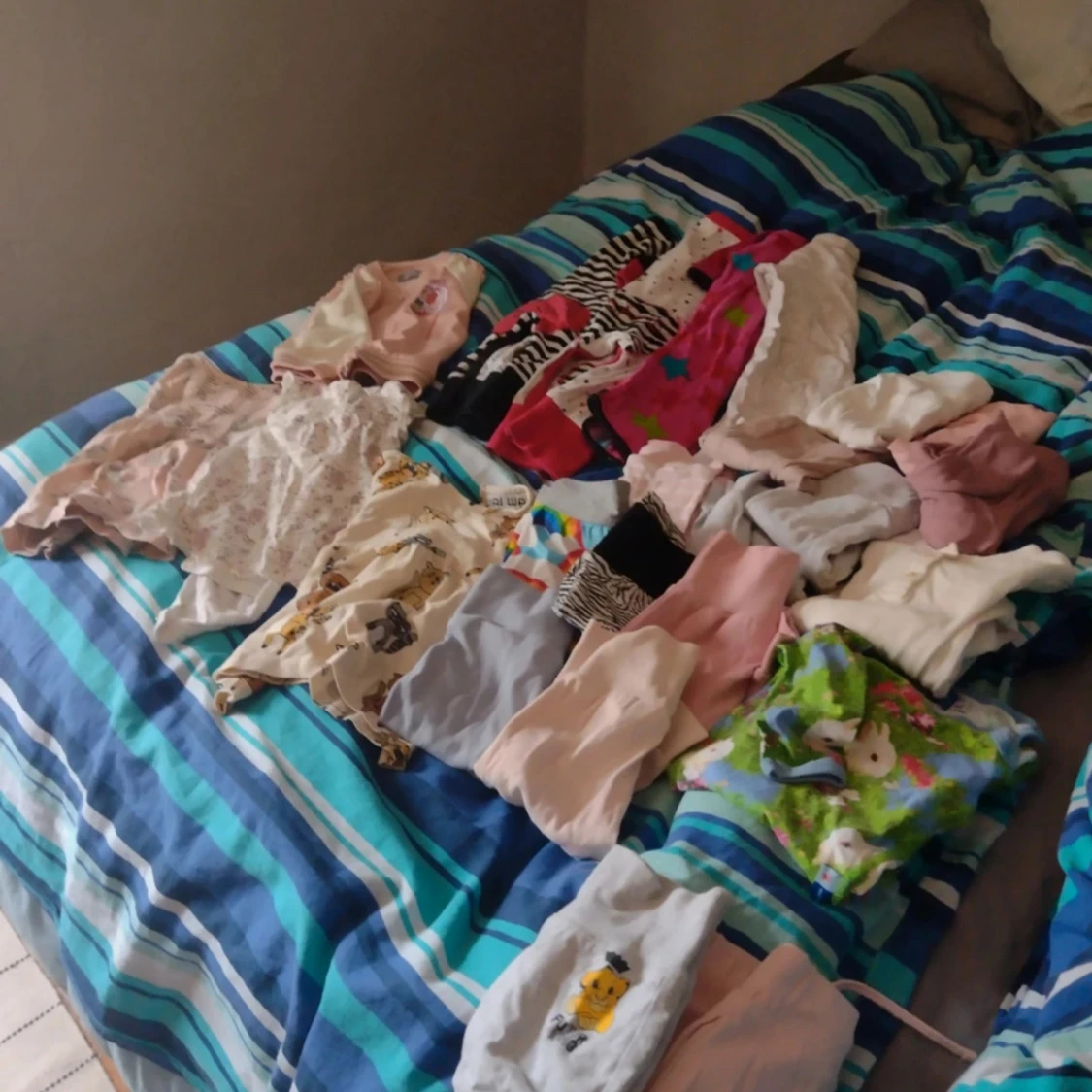 Blandade barnkläder i olika färger och mönster - 90