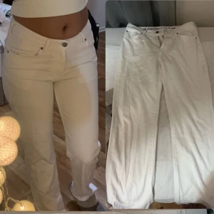 Vita low waist straight jeans - Säljer ett par vita low straight jeans i mycket bra skick. De har en klassisk femficksdesign och en knappgylf. Perfekta för en avslappnad stil och passar till de flesta tillfällen. Midjan är låg och byxorna har en rak passform som ger en snygg siluett. Passar till S och XS, jag är 170 💘