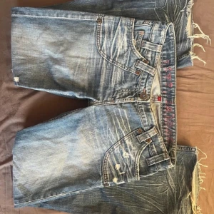 Lågmidjade river island jeans - Super snygga, men tyvärr för stora för mig. Se mått sista bild