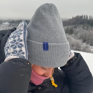 Grå mössa - Stilren och varm vintermössa från Elma UF. Tryck inte på köp, kontakta oss innan💕😊Kom privat för fler frågor 💕💕