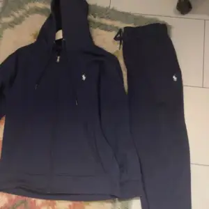 Stilren mörkblå tracksuit från Ralph Lauren, Väldigt snygg och bekväm, Storlek M, Bra skick inga skador/slitage, PRIS KAN DISKUTERAS 