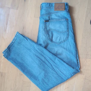 Lee Asher Loose fit - Säljer ett par blå jeans från Lee. De har en rak, avslappnad passform. Nästintill nyskick då de endast används och tvättats en handfull ggr. Givetvis inga fläckar, hål eller annat slitage. De är märkta 32x32 men jag skulle säga att de snarare sitter som ett par 33or i midjan.