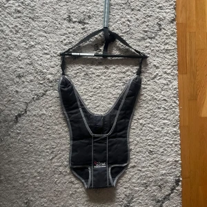 Babygunga 2me  - En rolig hoppgunga som man använder inomhus. Köparen står för frakten om den ska skickas annars går det också bra att hämta upp den