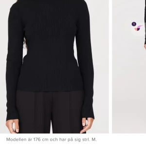 Svart ribbad polotröja - Snygg och stilren svart ribbad polotröja. Perfekt för både vardag och fest, med en tight passform som framhäver figuren. Tröjan har långa ärmar och är gjord i ett mjukt och bekvämt material. Ett måste i garderoben för höst och vinter!