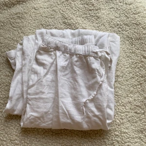 Vita linnebyxor🤍 - Säljer ett par vita linnebyxor. De är endast använda fåtal gånger så väldigt bra skick. Bara fråga om ni har undringar eller vill ha fler bilder 🤍