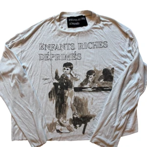 Vit långärmad tröja från Enfants Riches Déprimés - Erd longsleeve ribbad. Klippt hål i ärmen som en handske för tummen