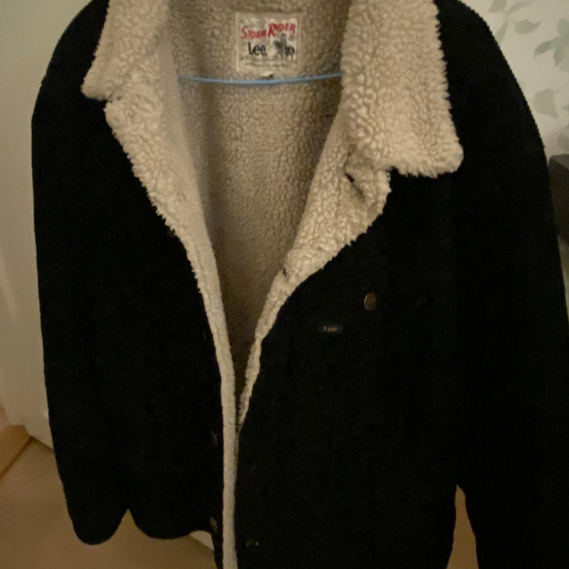 Svart jacka med teddyfoder från Lee