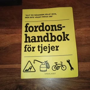 Fordonshandbok för tjejer - En praktisk handbok som hjälper dig med grundläggande underhåll och reparationer av bil, mc och cykel. Perfekt för att lära sig om verktyg, felsökning och vad olika varningslampor betyder. Boken är utgiven av Ordalaget Bokförlag och har en gul framsida med ikoner för olika fordon och verktyg.