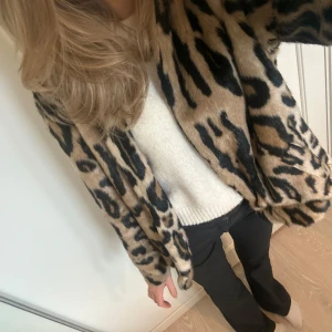 Pälsjacka - Så snygg pälsjacka med leopardmönster😍 sparsamt använd 